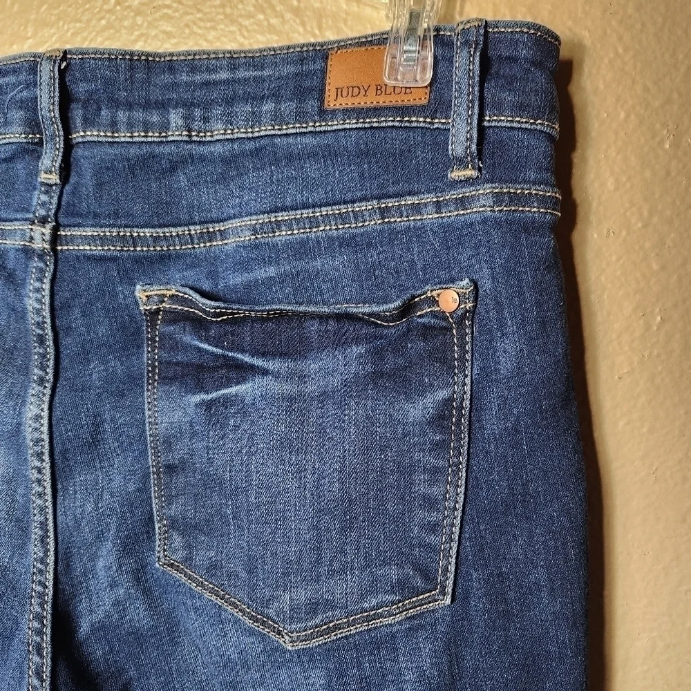 Judy Blue Huntington Mid Rise Relaxed Fit Dark Wash Chewed Hem Jeans-Size 31